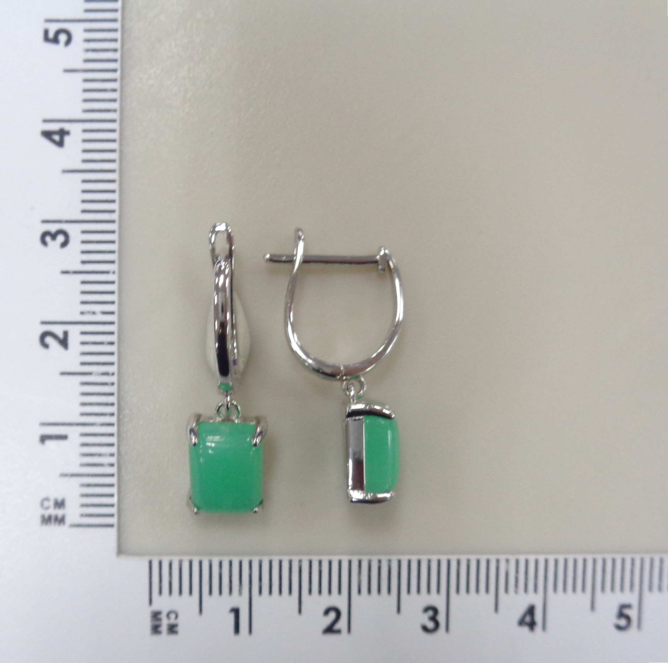 Серебряные серьги с зелеными халцедонами